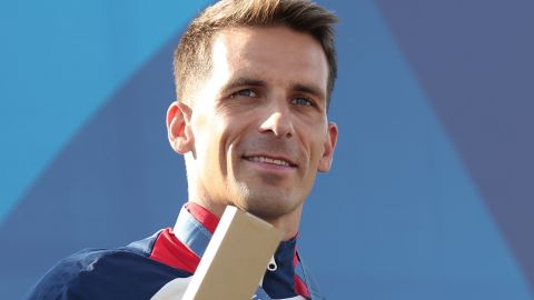 Matej Benus, que ocupa el tercer puesto, celebra su medalla de bronce en el podio