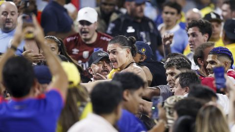 Jugadores de la selección de Uruguay peleándose a golpes con fanáticos. Foto: EFE/EPA/BRIAN WESTERHOLT.