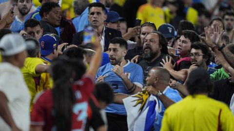 Pelea entre fans colombianos y futbolistas uruguayos.