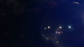 La policía arrestó a una madre que olvidó que su hija la esperaba dentro de su vehículo.