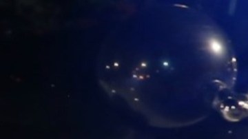 La policía arrestó a una madre que olvidó que su hija la esperaba dentro de su vehículo.