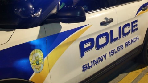 La policía arrestó a una madre que olvidó que su hija la esperaba dentro de su vehículo.