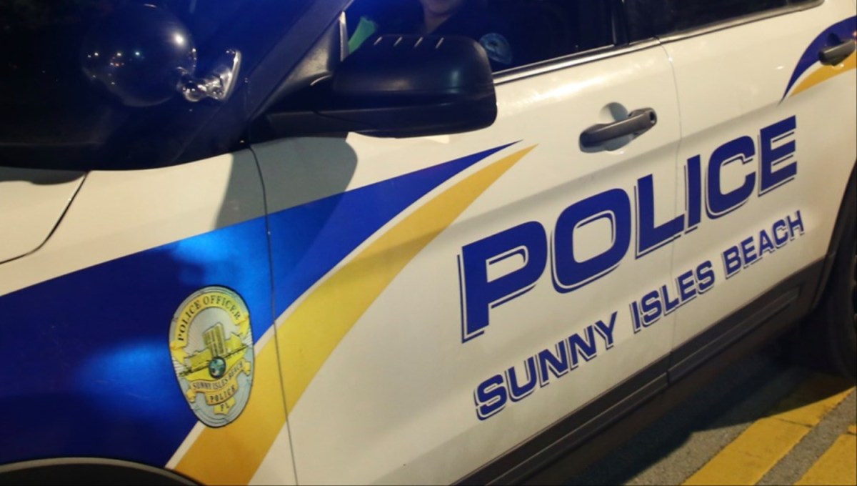 Arrestan a madre de Florida por dejar a su hija por 6 horas dentro del automóvil