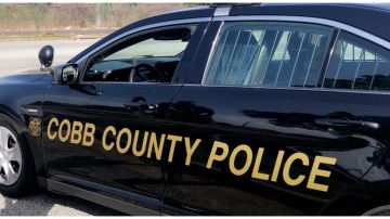 Oficiales de la policía del condado de Cobb llegaron al lugar para sacar al niño del vehículo y trasladarlo a un hospital.