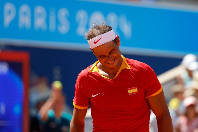 Rafael Nadal de España reacciona durante el partido de segunda ronda individual masculino contra Novak Djokovic de Serbia en las competiciones de tenis de los Juegos Olímpicos de París 2024. Foto: EFE/EPA/FRANCK ROBICHON. 