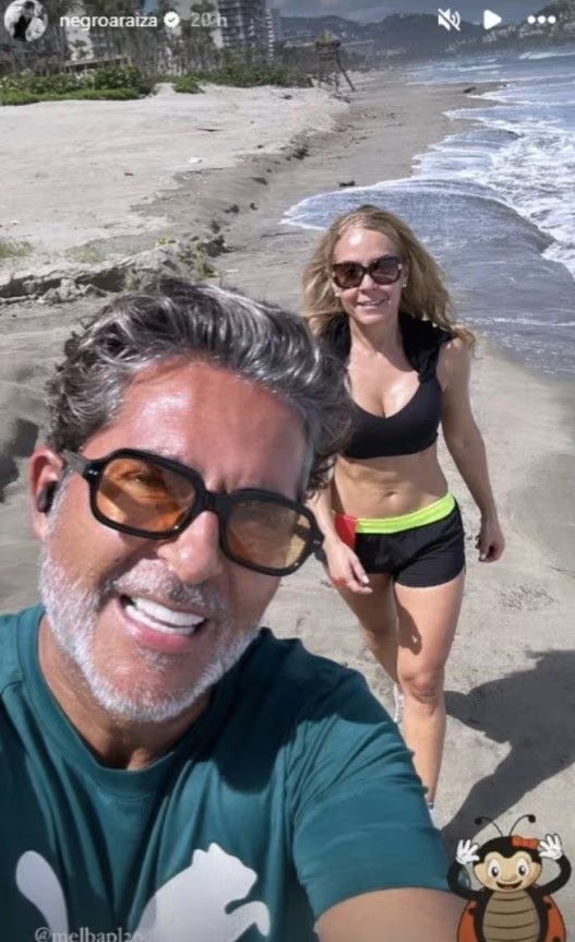 El conductor de televisión Raúl Araiza pasando un día de playa junto a su nuevo gran amor Melba.