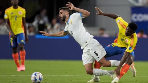 Rodrigo Bentancur cayendo.