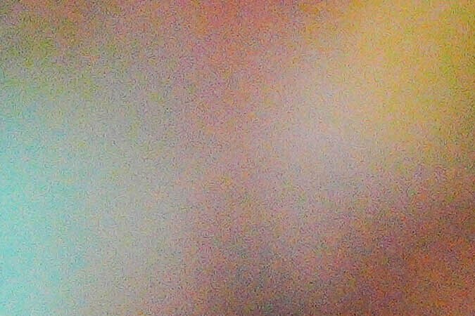 Rodrigo Bentancur de Uruguay sale del campo con la ayuda de su compañero Luis Suárez, derecha, y un miembro del personal durante un partido de semifinal de la Copa América contra Colombia en Charlotte, Carolina del Norte, el miércoles 10 de julio de 2024. (Foto AP/Jacob Kupferman).