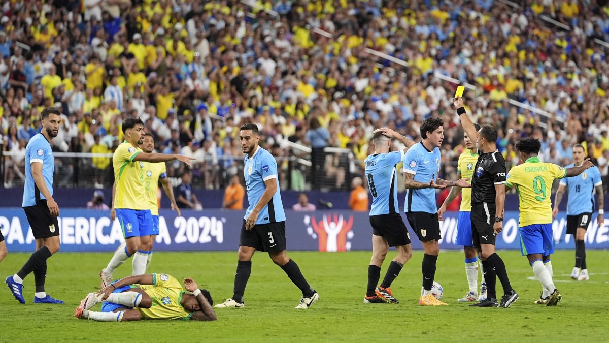 Así Fue La Jugada Que Dejó A Uruguay Con Un Jugador Menos Frente A