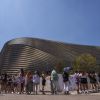 Fanáticos de la cantante estadounidense Taylor Swift hacen cola para ingresar a su concierto, afuera del estadio Santiago Bernabéu.