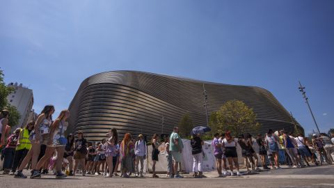 Fanáticos de la cantante estadounidense Taylor Swift hacen cola para ingresar a su concierto, afuera del estadio Santiago Bernabéu.