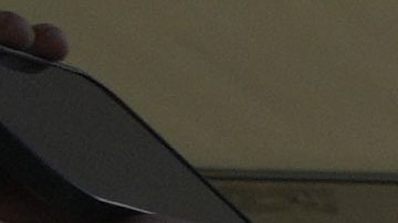 Policías patrullan el área mientras los fanáticos esperan para ingresar al estadio. Foto: AP/Lynne Sladky.