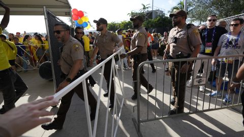 Policías patrullan el área mientras los fanáticos esperan para ingresar al estadio. Foto: AP/Lynne Sladky.