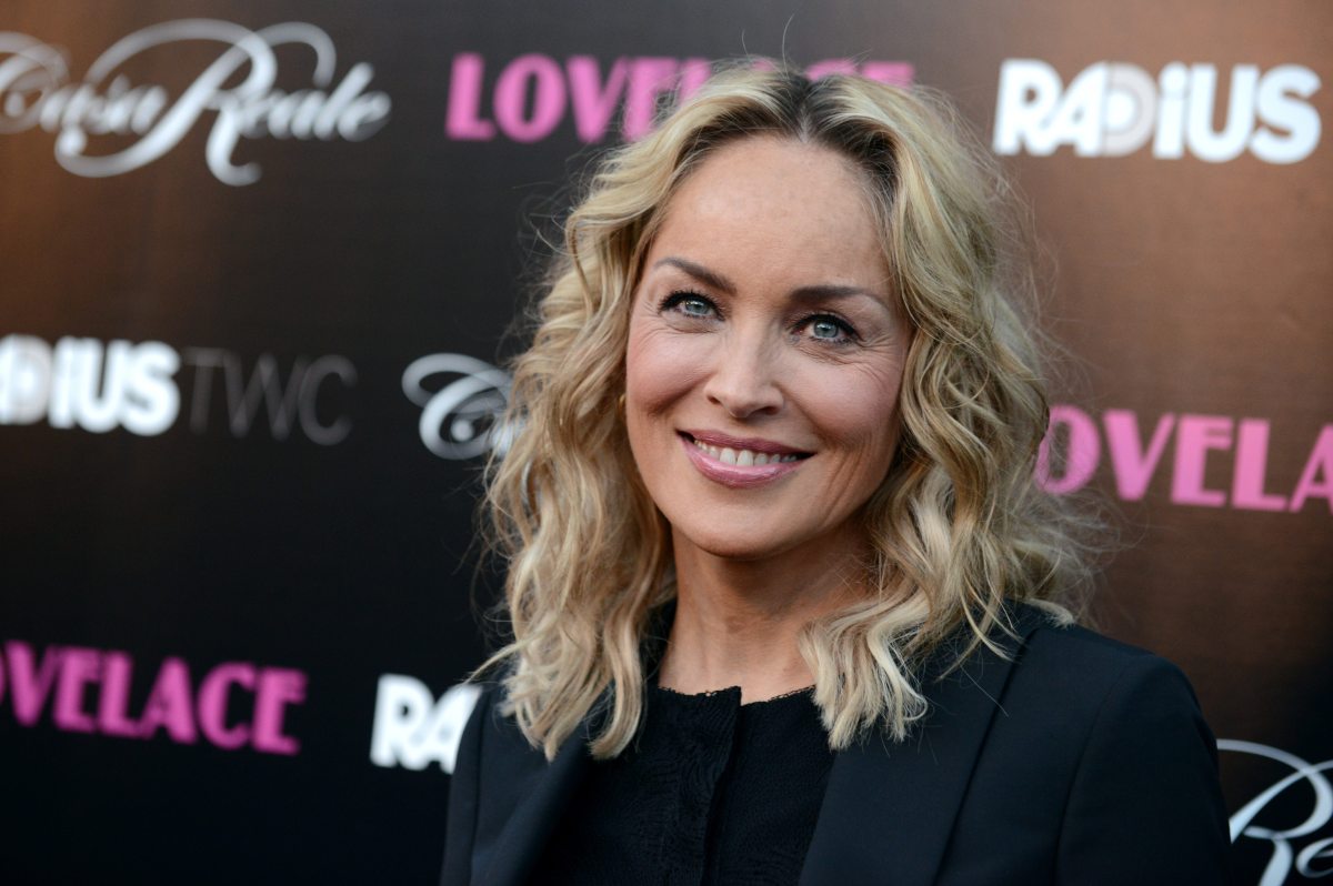 Sharon Stone recrea en ropa interior su icónica escena de “Basic Instinct”