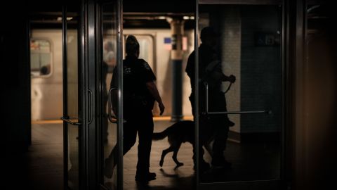 Agentes del NYPD vigilan una estación del Subway.