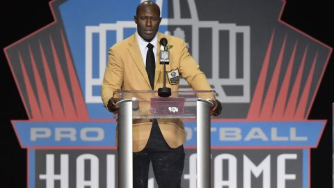 Terrell Davis, exjugador de la NFL, da su discurso durante la ceremonia de inducción al Salón de la Fama del fútbol americano profesional.
