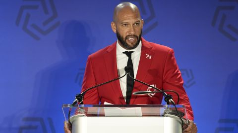 Tim Howard habla durante una ceremonia del Salón de la Fama del Fútbol Nacional.