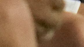 Lionel Messi de Argentina se sienta en el banco con una bolsa de hielo en el tobillo. Foto: AP/Julio Cortez.