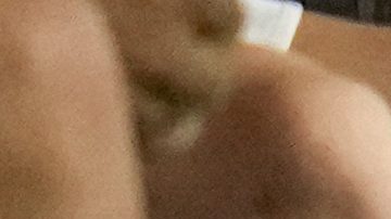 Lionel Messi de Argentina se sienta en el banco con una bolsa de hielo en el tobillo. Foto: AP/Julio Cortez.