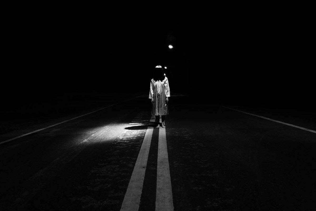 Una chica grabó a un “niño fantasma” mientras caminaba por la calle de madrugada: el video
