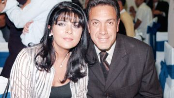 Victoria Ruffo en un cena con su esposo Omar Fayad en el año 2001.