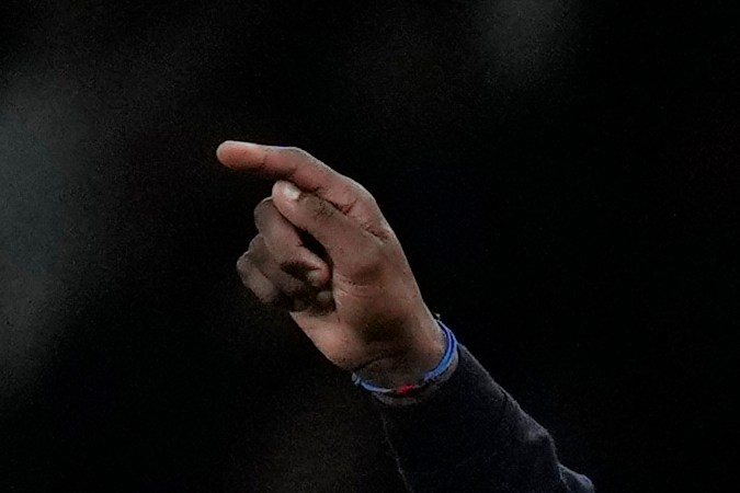 El entrenador en jefe de Crystal Palace, Patrick Vieira, reacciona durante un partido de fútbol de la Premier League inglesa entre Arsenal y Crystal Palace en el Emirates Stadium de Londres, Inglaterra, el lunes 18 de octubre de 2021. (Foto AP/Alastair Grant).