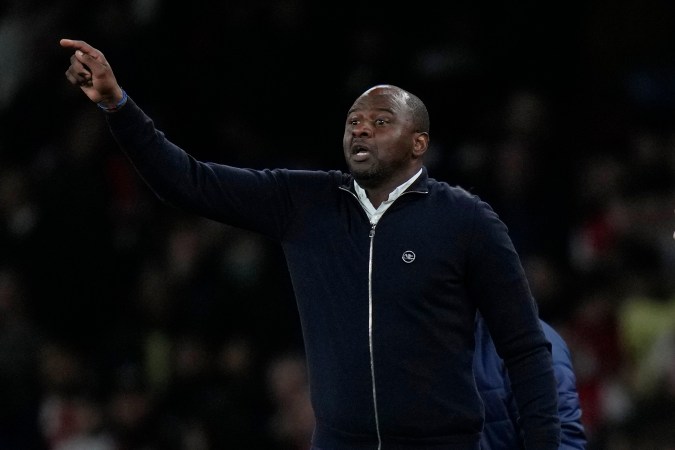 El entrenador en jefe de Crystal Palace, Patrick Vieira, reacciona durante un partido de fútbol de la Premier League inglesa entre Arsenal y Crystal Palace en el Emirates Stadium de Londres, Inglaterra, el lunes 18 de octubre de 2021. (Foto AP/Alastair Grant).