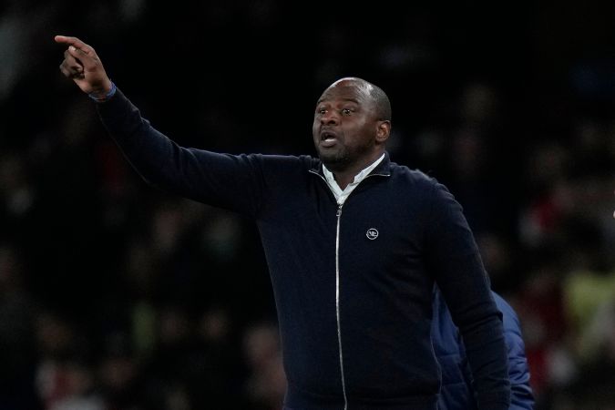 El entrenador en jefe de Crystal Palace, Patrick Vieira, reacciona durante un partido de fútbol de la Premier League inglesa entre Arsenal y Crystal Palace en el Emirates Stadium de Londres, Inglaterra, el lunes 18 de octubre de 2021. (Foto AP/Alastair Grant).