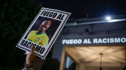 Vinicius Jr y un mensaje en portugués que dice: "Lucha contra el racismo".