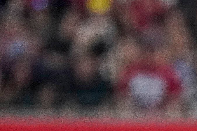 El lanzador de los Diamondbacks de Arizona, Yilber Díaz, observa durante la primera entrada de un juego de béisbol contra los Bravos de Atlanta, el lunes 8 de julio de 2024, en Phoenix. (Foto AP/Darryl Webb).