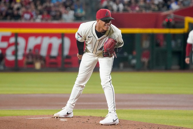 El lanzador de los Diamondbacks de Arizona, Yilber Díaz, observa durante la primera entrada de un juego de béisbol contra los Bravos de Atlanta, el lunes 8 de julio de 2024, en Phoenix. (Foto AP/Darryl Webb).
