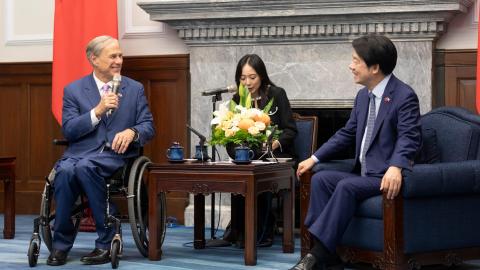 Greg Abbott, se reúne con el presidente de Taiwán, William Lai, durante su visita a la isla.