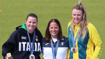 La italiana Silvana Maria Stanco, la guatemalteca Adriana Ruano Oliva y la australiana Penny Smith durante la ceremonia de premiación.