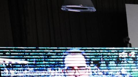 Marine Le Pen, líder de la extrema derecha, declara ante los medios luego de los malos resultados para su partido.