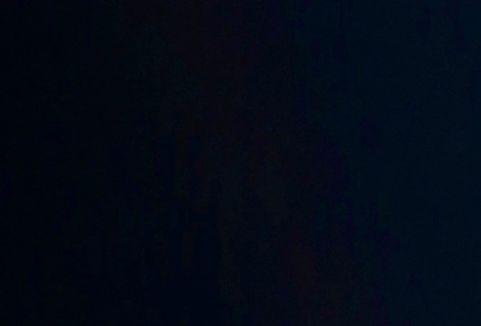 Bad Bunny actuando en un show.