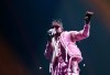 Bad Bunny actuando en un show.