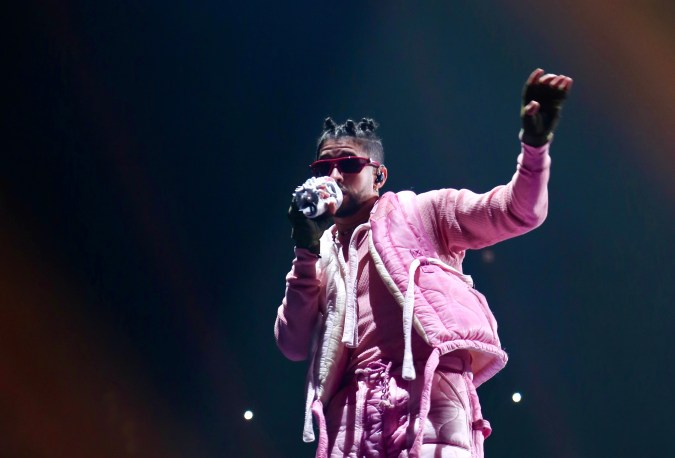 Bad Bunny actuando en un show.