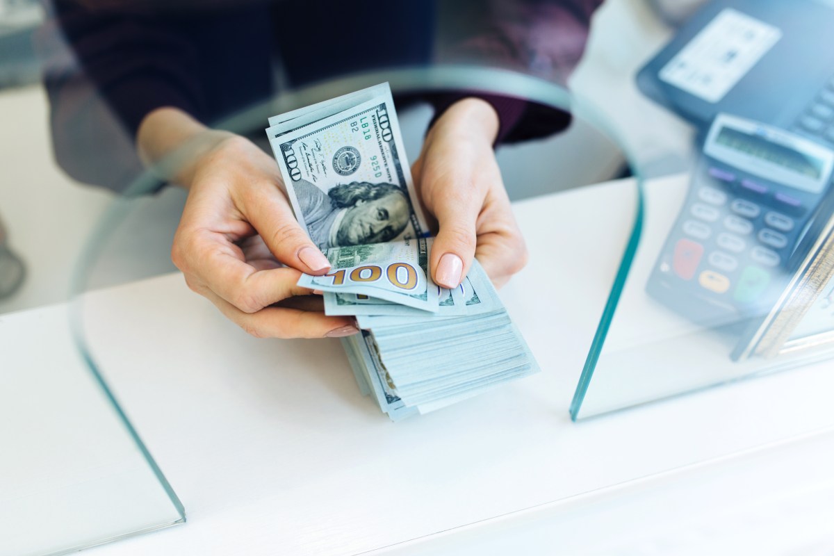 Qué pasa si sacas $10,000 dólares de tu cuenta de banco