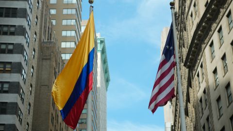 Izamiento de la bandera colombiana en Bowling Green, Manhattan, el 18 de julio de 2024.