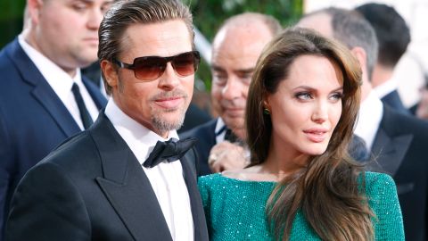 Brad Pitt y Angelina Jolie posando.