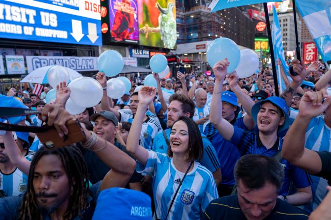 Con globos, bombos y platillos fanáticos de Argentina celebraron la previa del duelo ante Canadá por Copa América. FOTO: Angel Colmenares / EFE.