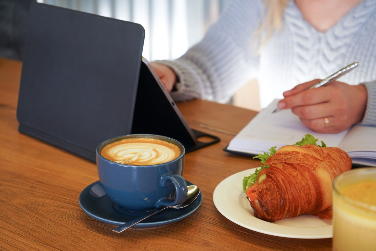 Evita combinar estos alimentos con el café: generan problemas digestivos