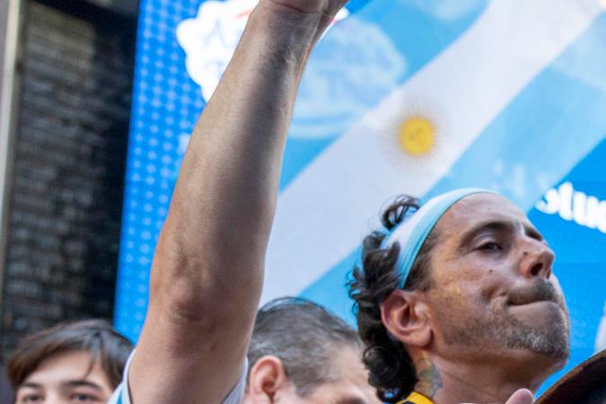 Con imágenes de Diego Armando Maradona y Lionel Messi los fanáticos identificaban su pasión por Argentina. FOTO: Angel Colmenares / EFE.