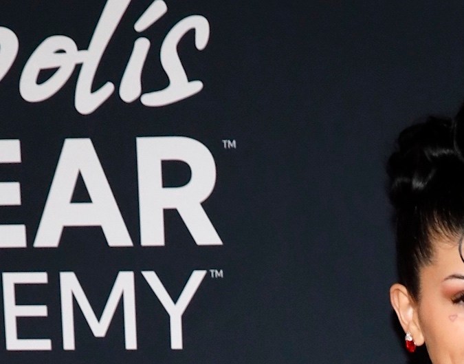 Christian Nodal y Cazzu posando.