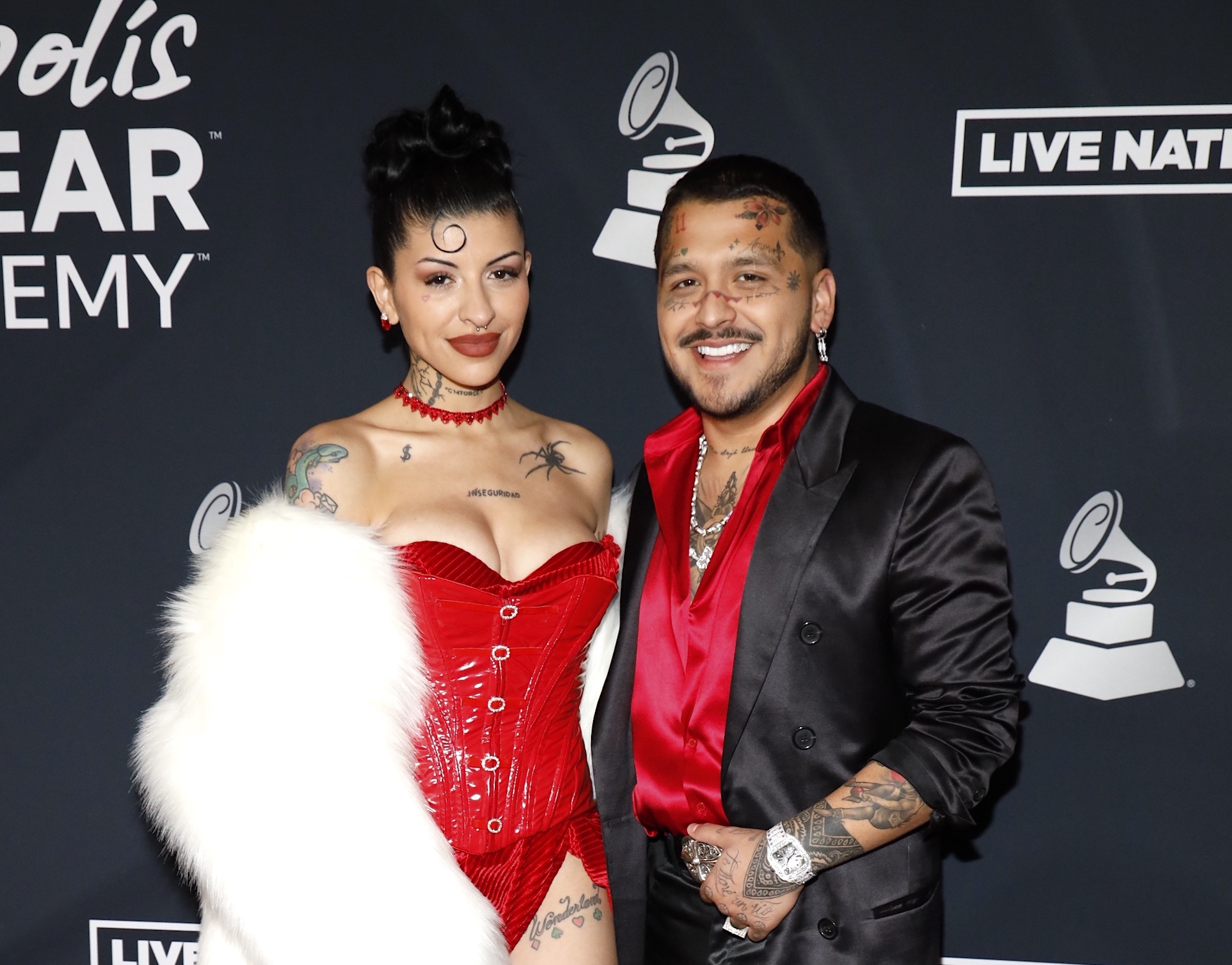 Christian Nodal y Cazzu posando.