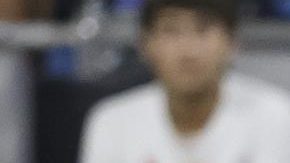 Darwin Núñez enfrenta al colombiano Davinson Sánchez durante la semifinal de la Copa América 2024.