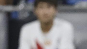 Darwin Núñez enfrenta al colombiano Davinson Sánchez durante la semifinal de la Copa América 2024.