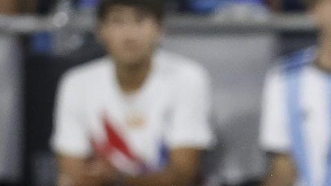 Darwin Núñez enfrenta al colombiano Davinson Sánchez durante la semifinal de la Copa América 2024.