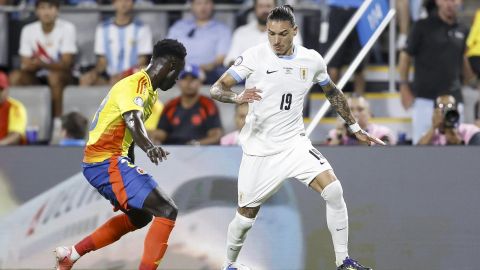 Darwin Núñez enfrenta al colombiano Davinson Sánchez durante la semifinal de la Copa América 2024.