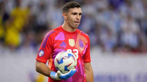 El Dibu Martínez atajó dos penales ante Ecuador.